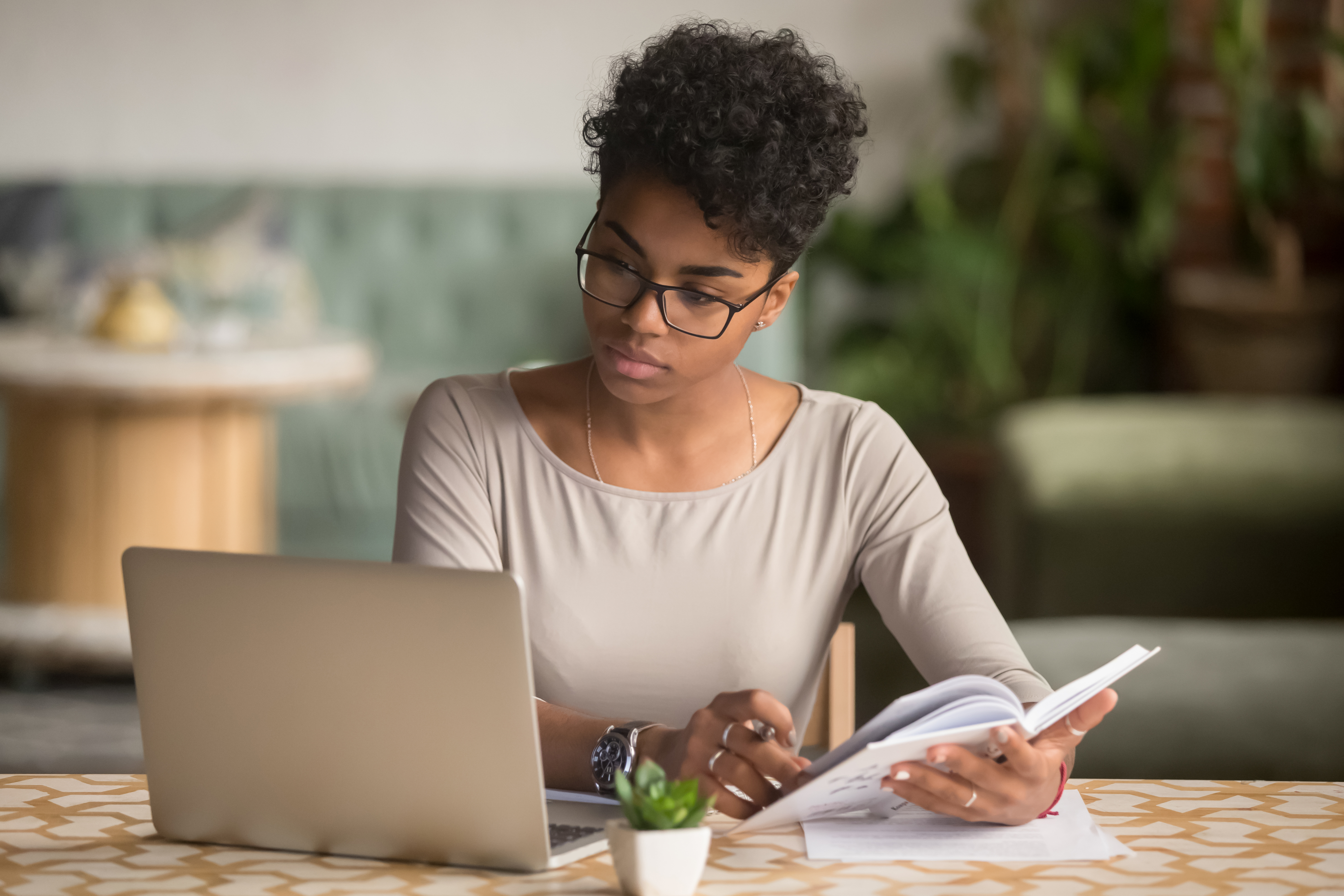 GettyImages-1144287280 Woman Reading